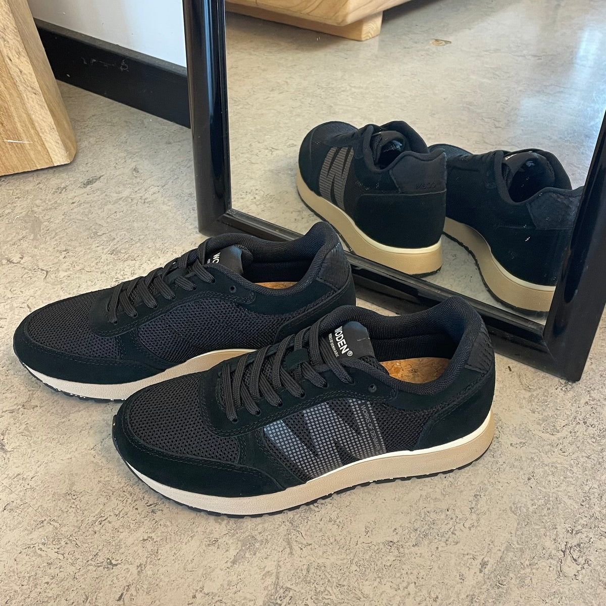 Woden Ydun Icon II – svart sneaker med lett og behagelig komfort