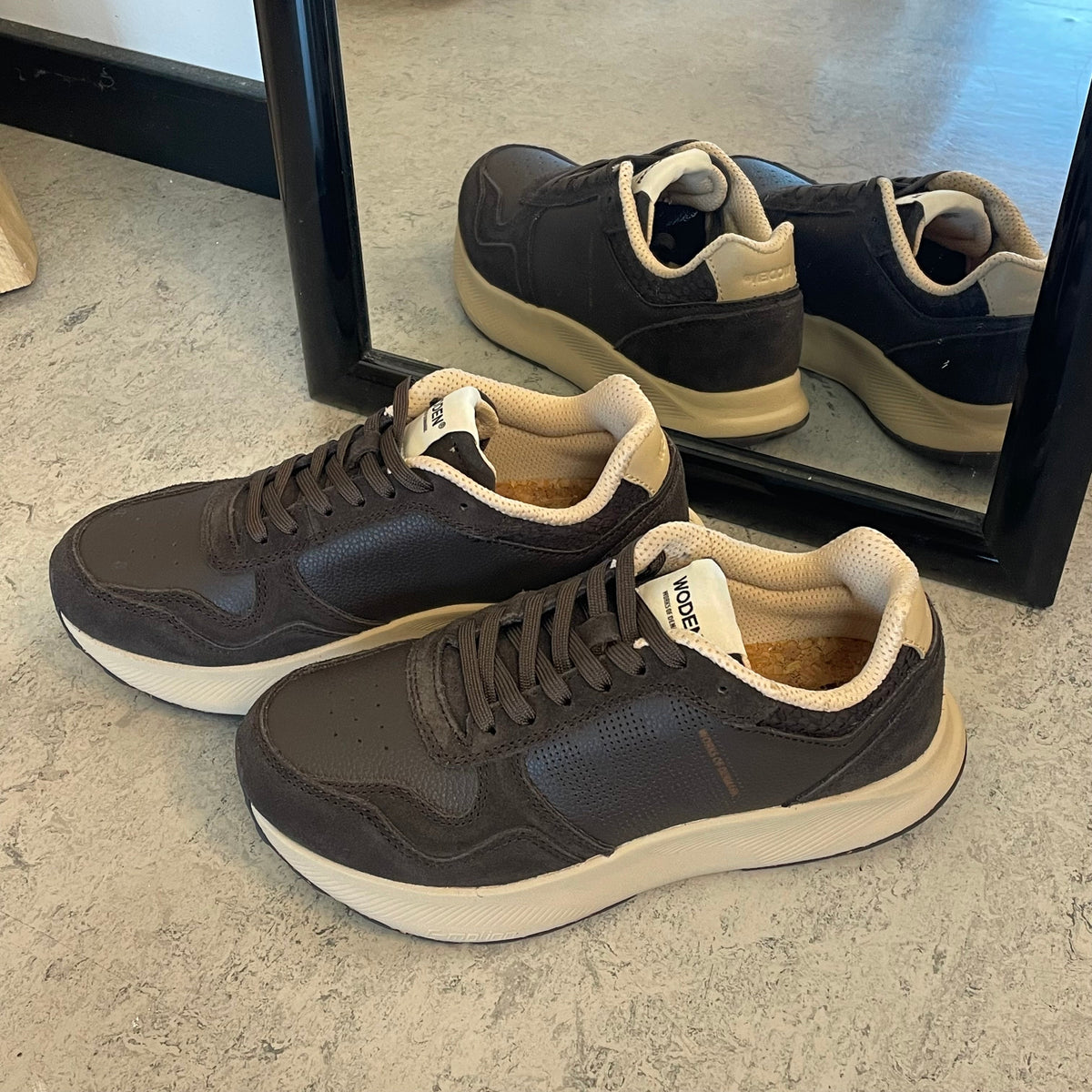 Mathilde Runner Leather – sjokoladebrun Woden sneaker med lett rullesåle