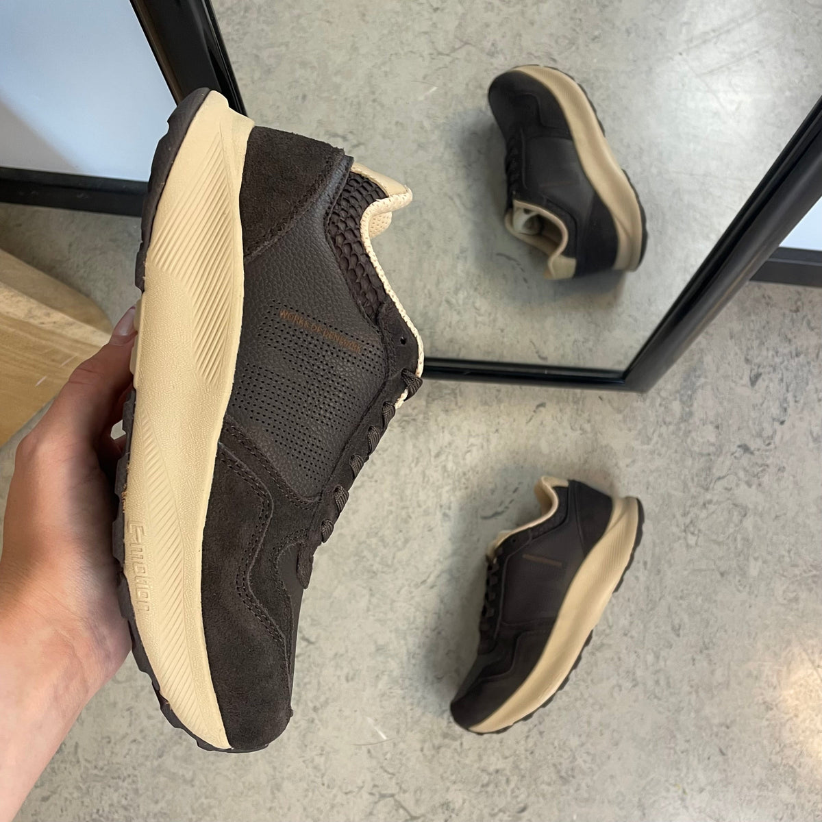 Mathilde Runner Leather – sjokoladebrun Woden sneaker med lett rullesåle