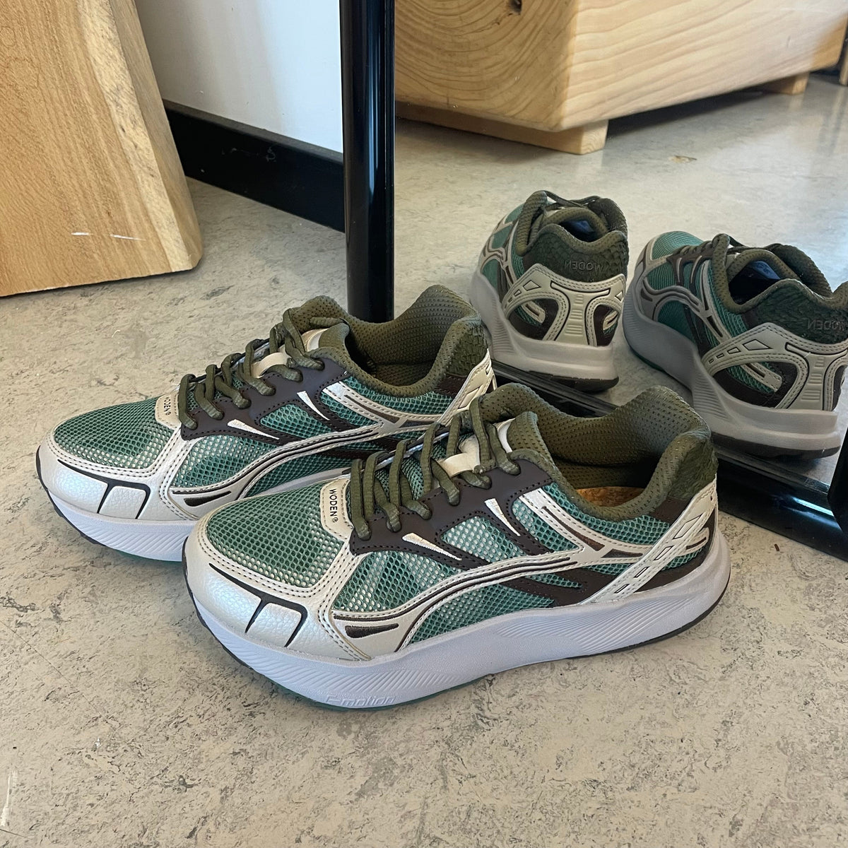 Woden Freja Runner – olivengrønn/brun sneaker med lett rullesåle
