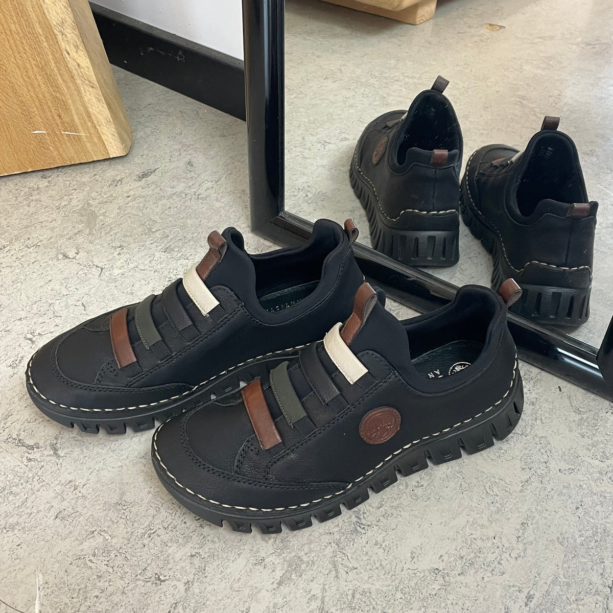 Rieker sko til dame i svart – fleksibel slip-on-komfort