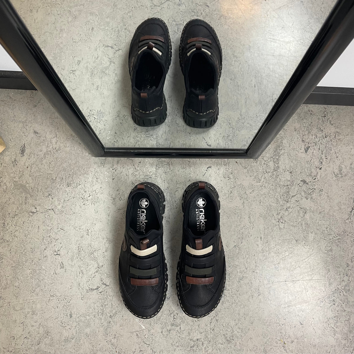 Rieker sko til dame i svart – fleksibel slip-on-komfort