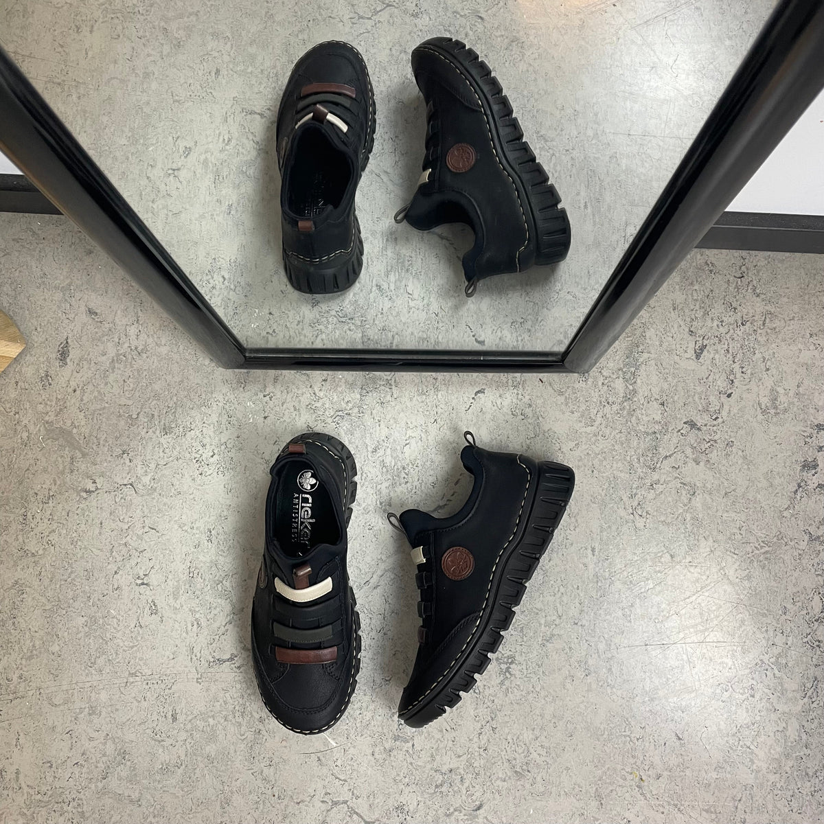 Rieker sko til dame i svart – fleksibel slip-on-komfort