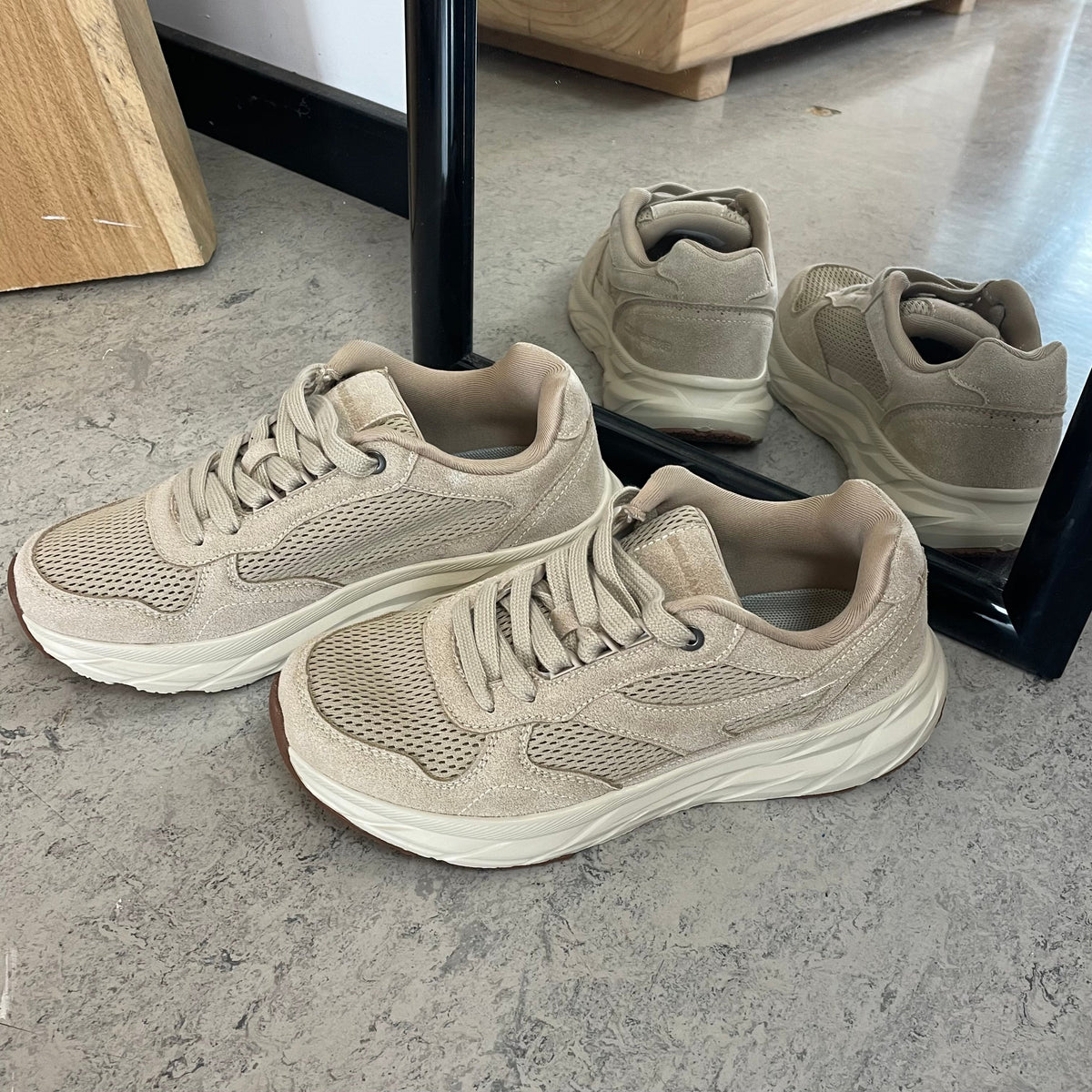 Endurance komfortsko til dame – lys beige sneaker