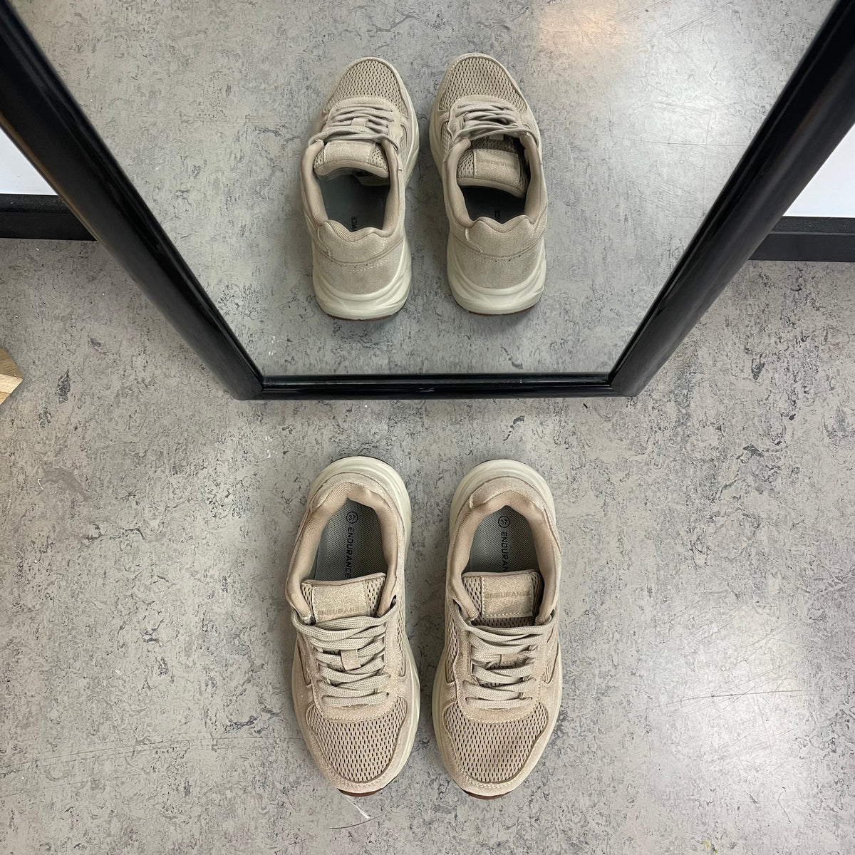 Endurance komfortsko til dame – lys beige sneaker