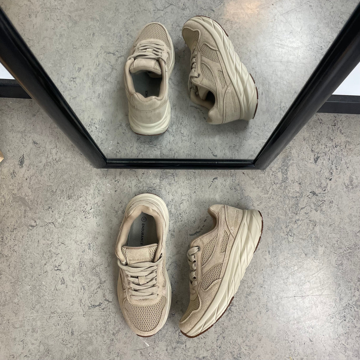 Endurance komfortsko til dame – lys beige sneaker