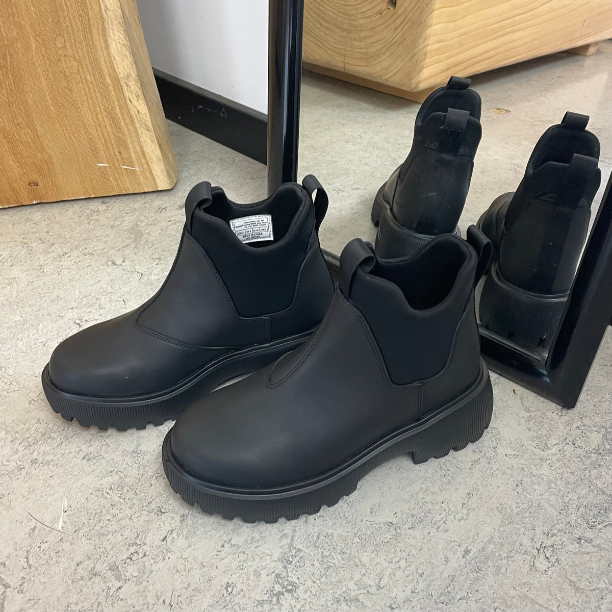 Sort WODEN Isabella Waterproof – gummistøvel med støtdempende komfort