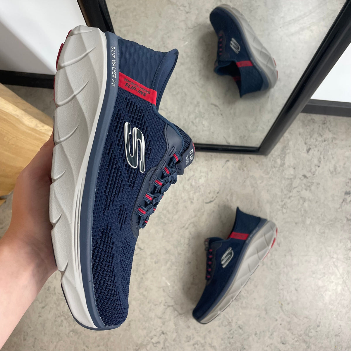 Skechers Slip-ins DLux Walker 2.0 – bred og støtdempende sko med Memory Foam