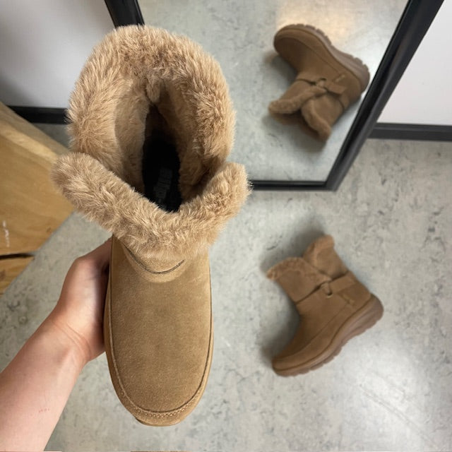 Skechers vinterstøvel – varm Slip-ins-støvel i brunt semsket skinn med bred passform