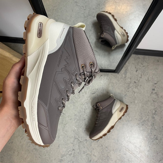 Vandtett tursko fra Skechers med ekstra støtte og komfort i brun