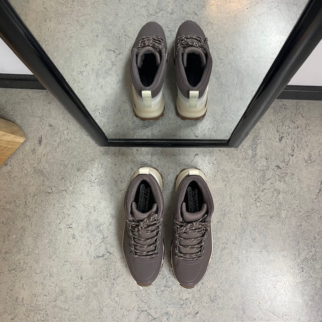 Vandtett tursko fra Skechers med ekstra støtte og komfort i brun