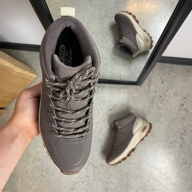 Vandtett tursko fra Skechers med ekstra støtte og komfort i brun