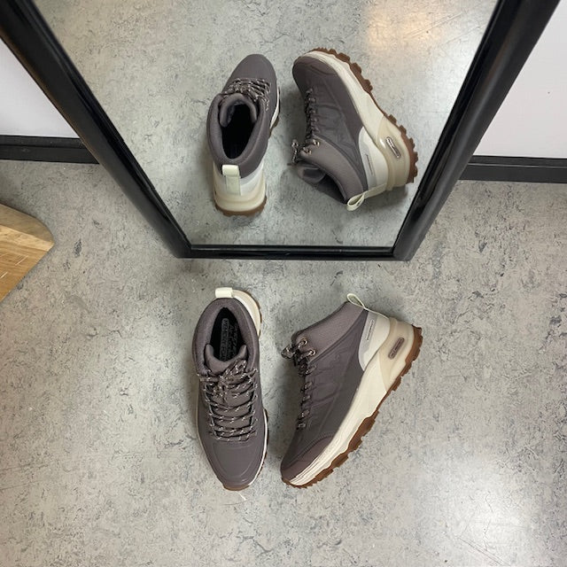 Vandtett tursko fra Skechers med ekstra støtte og komfort i brun