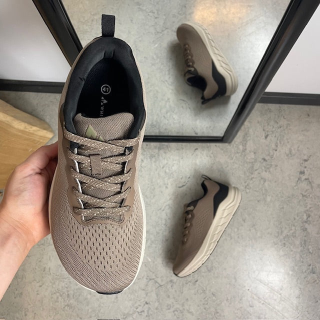 Ekstra bred sneaker med støtdemping og pustende overdel i taupe
