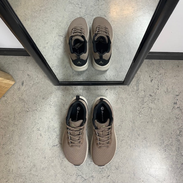 Ekstra bred sneaker med støtdemping og pustende overdel i taupe