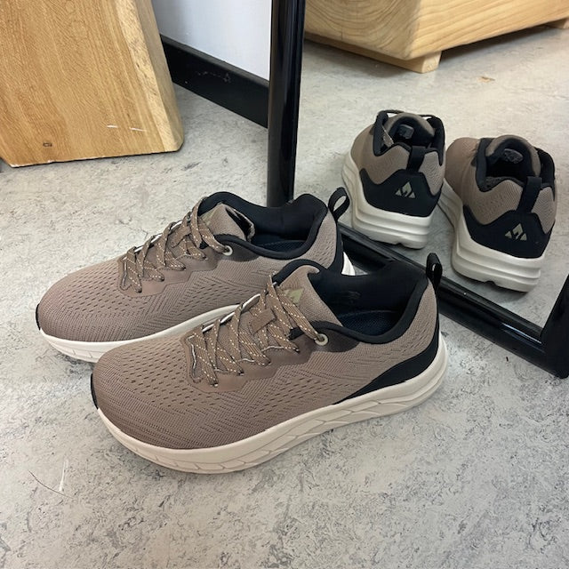 Ekstra bred sneaker med støtdemping og pustende overdel i taupe