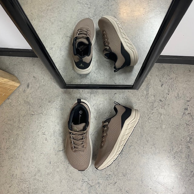 Ekstra bred sneaker med støtdemping og pustende overdel i taupe
