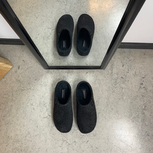 Skechers tøfler – bred passform med Memory Foam og åpen hæl