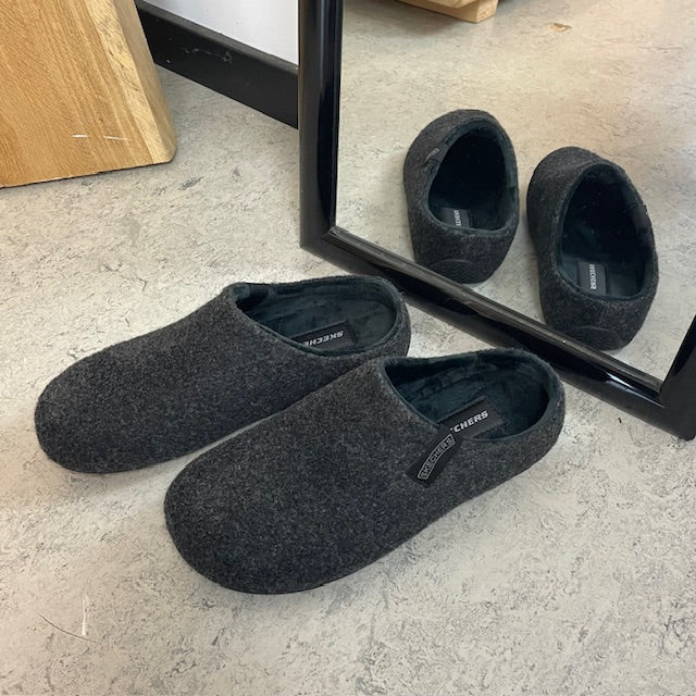 Skechers tøfler – bred passform med Memory Foam og åpen hæl