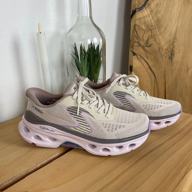 Skechers damesneakers i beige – Slip-ins med Arch Fit og ekstra støtdemping