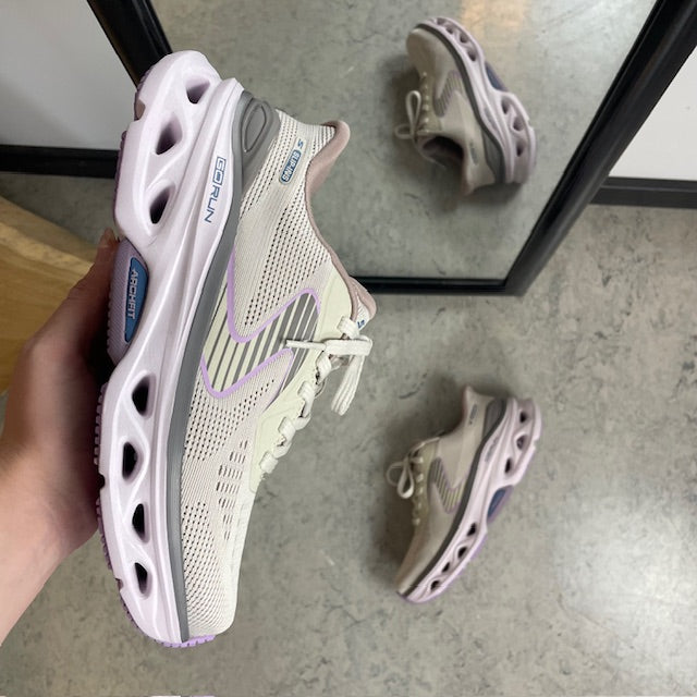 Skechers damesneakers i beige – Slip-ins med Arch Fit og ekstra støtdemping