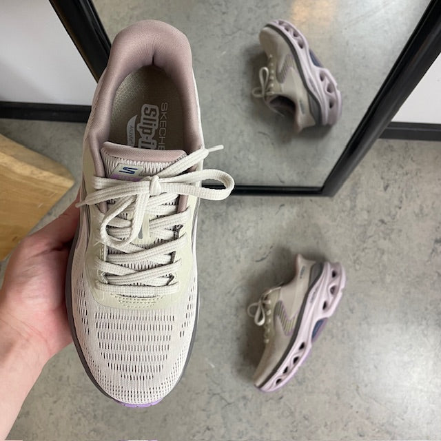 Skechers damesneakers i beige – Slip-ins med Arch Fit og ekstra støtdemping