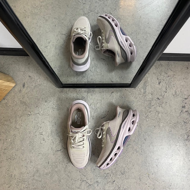 Skechers damesneakers i beige – Slip-ins med Arch Fit og ekstra støtdemping