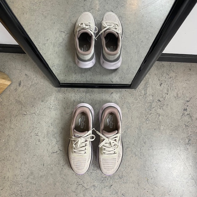 Skechers damesneakers i beige – Slip-ins med Arch Fit og ekstra støtdemping