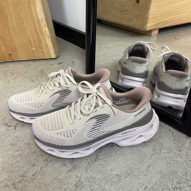 Skechers damesneakers i beige – Slip-ins med Arch Fit og ekstra støtdemping