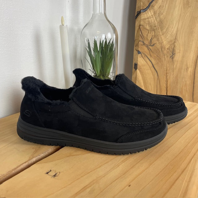 Skechers slip-on hjemmesko i svart – varm og romslig passform