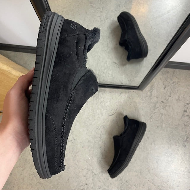 Skechers slip-on hjemmesko i svart – varm og romslig passform
