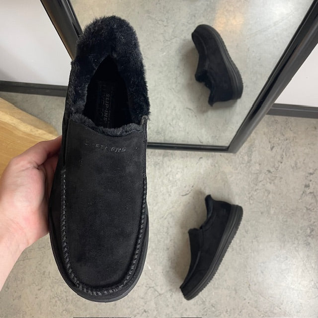 Skechers slip-on hjemmesko i svart – varm og romslig passform