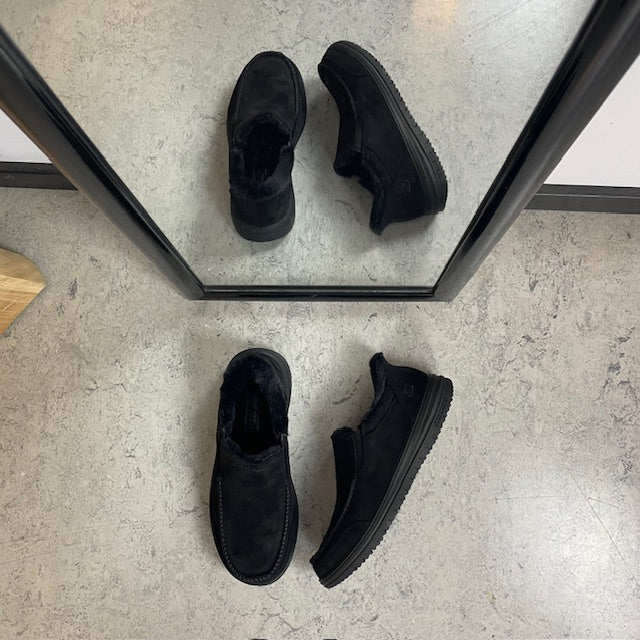 Skechers slip-on hjemmesko i svart – varm og romslig passform