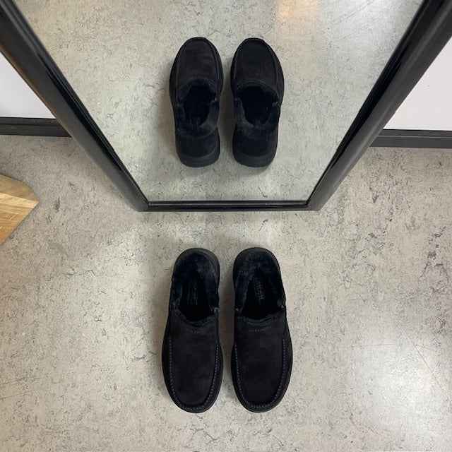 Skechers slip-on hjemmesko i svart – varm og romslig passform