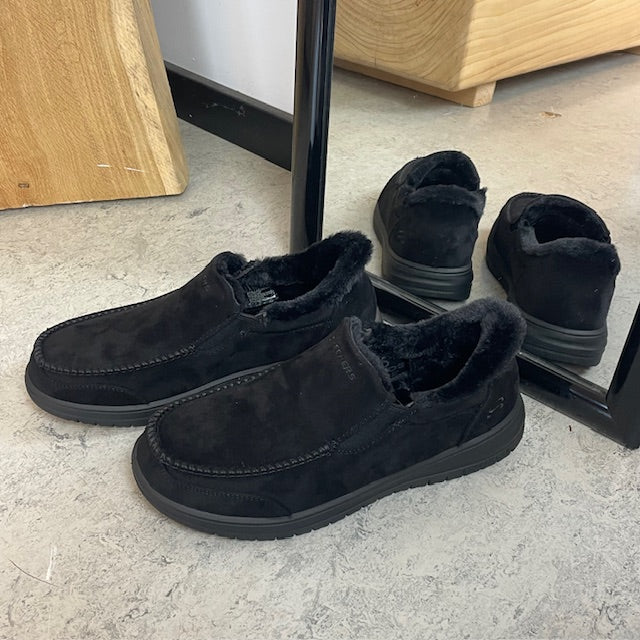 Skechers slip-on hjemmesko i svart – varm og romslig passform