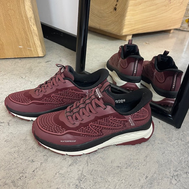 Bordeaux Skechers vanntett Slip-in sko med Memory Foam og god støtdemping