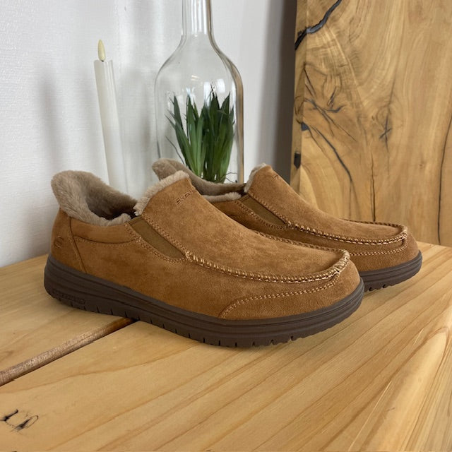 Skechers slip-on tøfler i brun – varm og romslig passform