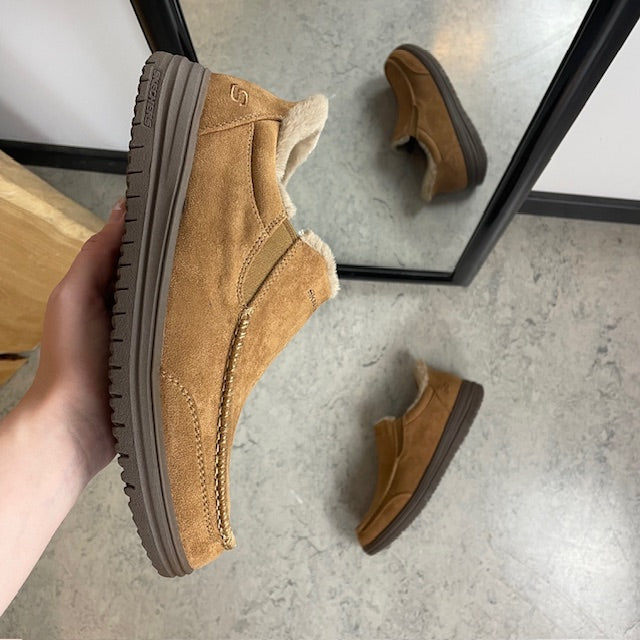 Skechers slip-on tøfler i brun – varm og romslig passform