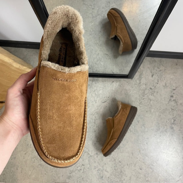 Skechers slip-on tøfler i brun – varm og romslig passform
