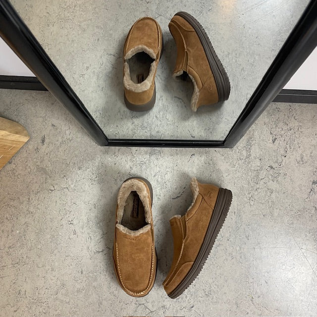Skechers slip-on tøfler i brun – varm og romslig passform