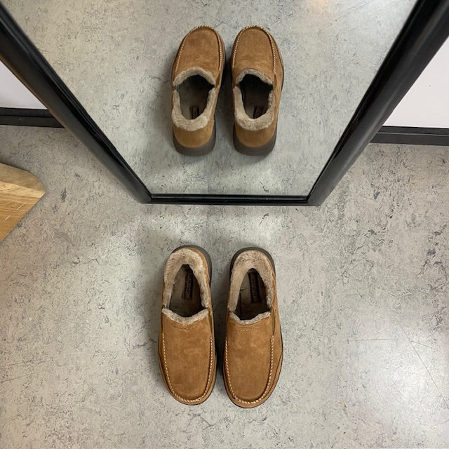Skechers slip-on tøfler i brun – varm og romslig passform
