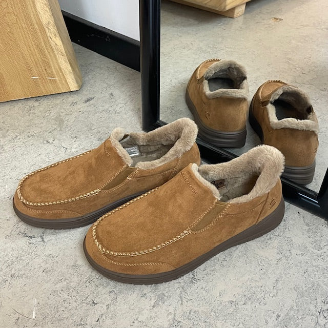 Skechers slip-on tøfler i brun – varm og romslig passform