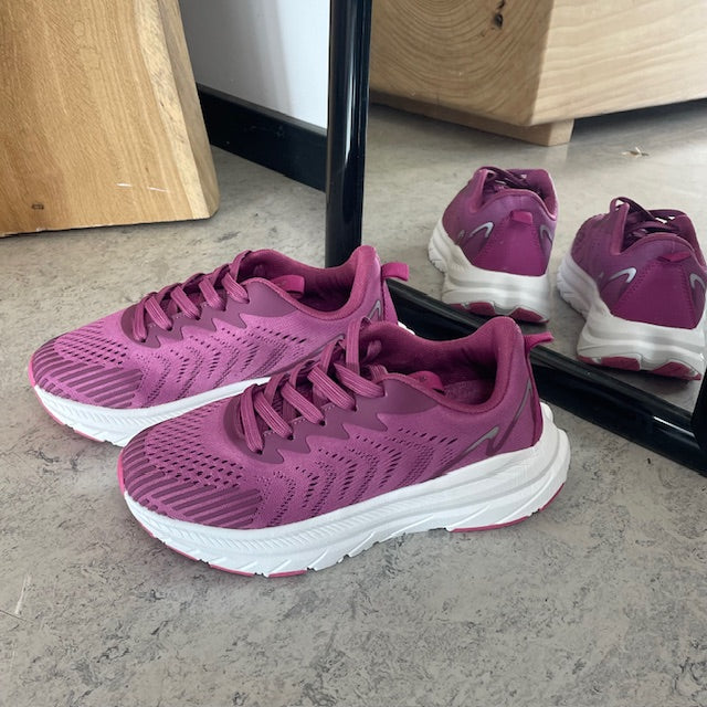 Endurance lilla sneaker med hvit såle – pustende komfort