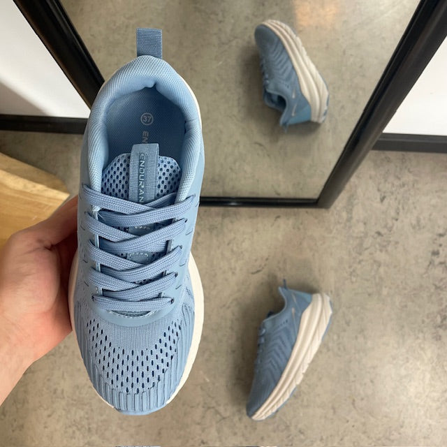 Endurance blå sneaker med hvit såle – pustende komfort