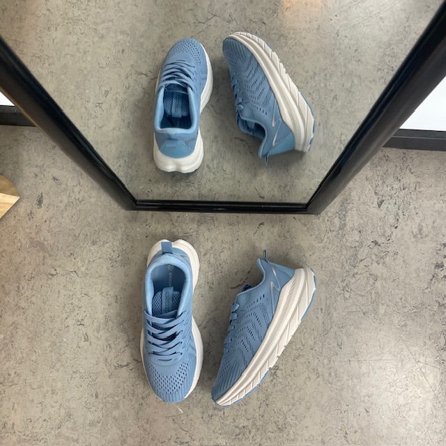 Endurance blå sneaker med hvit såle – pustende komfort