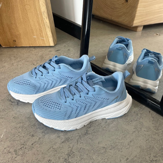 Endurance blå sneaker med hvit såle – pustende komfort