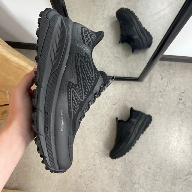 Svart Skechers Slip-ins Switch Back – vanntett sko med Memory Foam og enkel påkledning