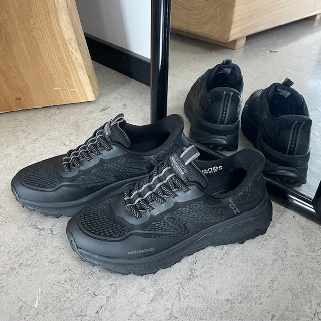 Svart Skechers Slip-ins Switch Back – vanntett sko med Memory Foam og enkel påkledning