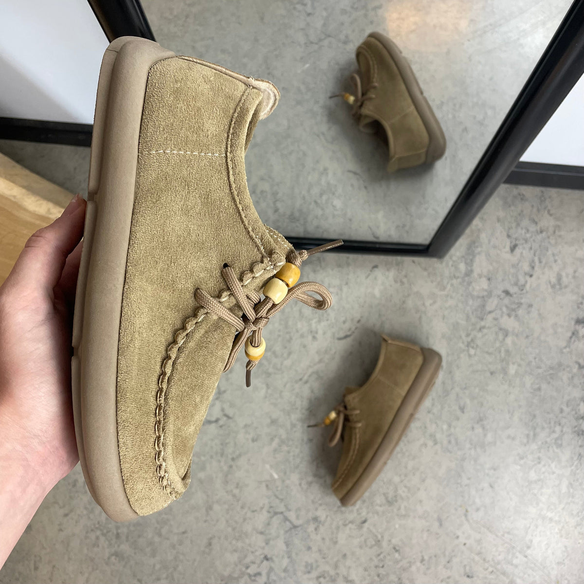Lys brun damesko med god bredde og myk overdel