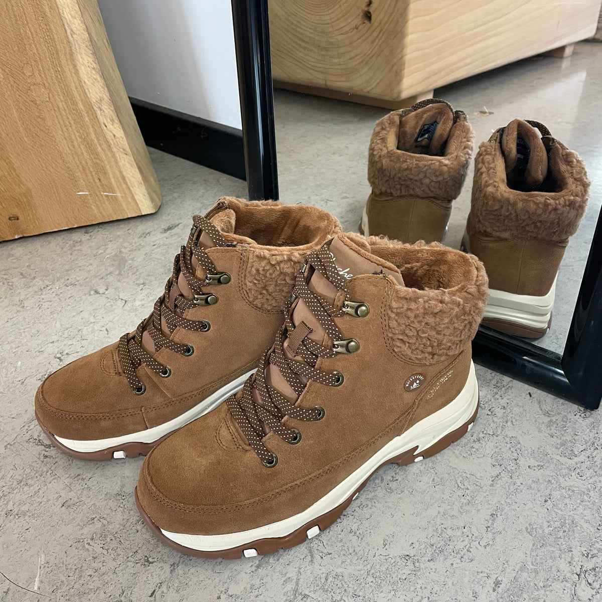 Vanntett vinterstøvel i brunt semsket skinn med varm fôring og god bredde fra Skechers